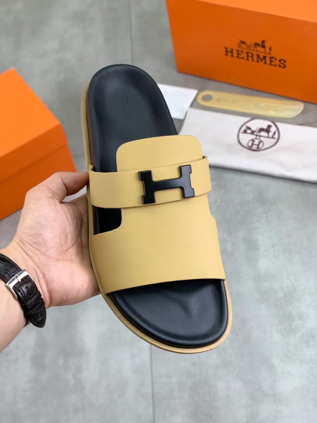 Men's shoes 💰P440 New [HERMES] high-end quality new Hermès slippers, made of imported silk calfskin, wear-resistant and non-slip rubber outsole. Fashionable and elegant code number: 39-44 (38 45 46 customized)